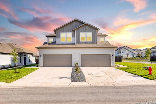 Building Photo - Stunning 4-bedroom, 3-bathroom Luxury Duplex on a HUGE Corner Lot!