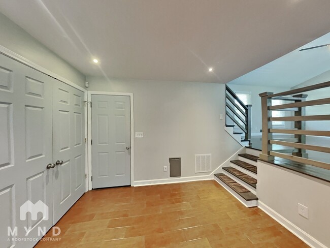 Building Photo - 131 Lake Run