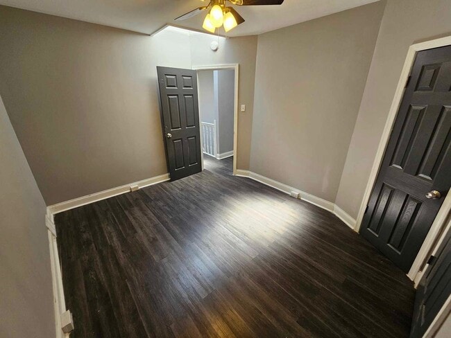 Building Photo - 3 Bed/1.5 bath Townhouse in Pigtown
