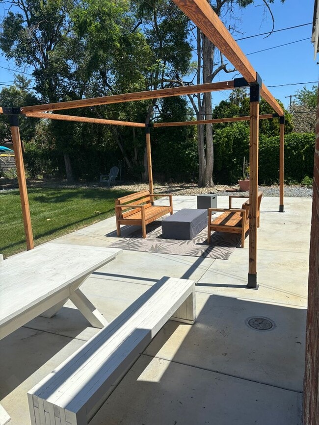Building Photo - Adorable 3/1 w/Amazing Fenced Yard!  PLEASE READ ENTIRE AD FOR VIEWINGS