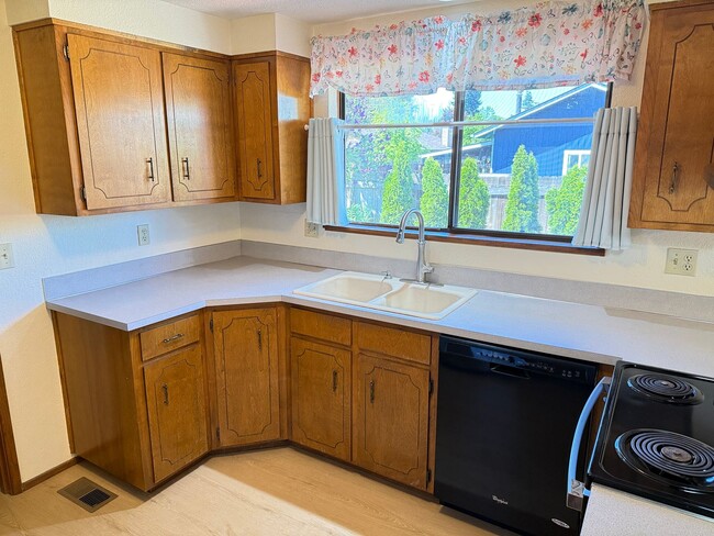 Building Photo - Well-kept house in desirable Thurston neighborhood!