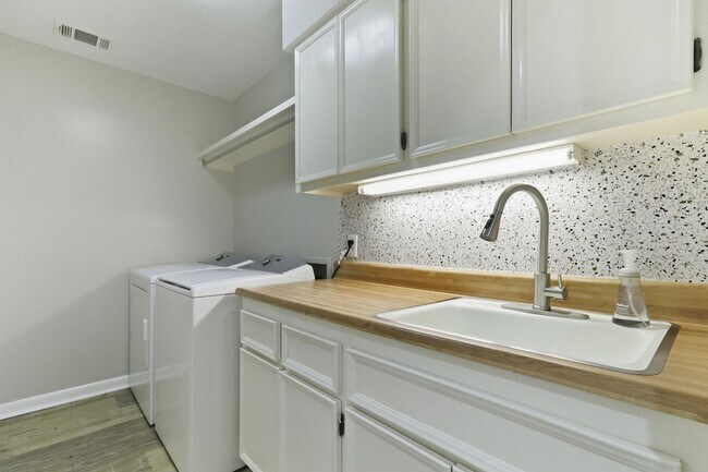 Building Photo - 2 Wood Thrush Ct