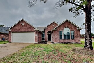 Building Photo - 8831 Aberdeen Oaks Dr