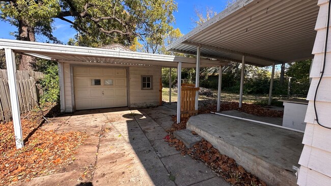 Building Photo - $995 - 3 bed 1 bath - Beautiful single fam...