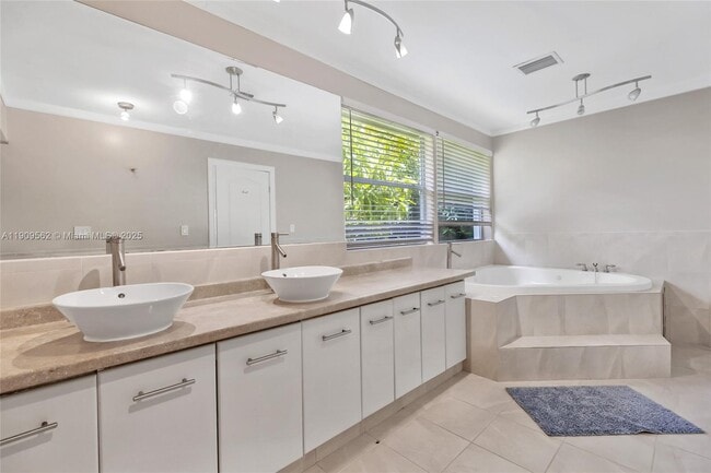 Building Photo - 13820 SW 82nd Ave