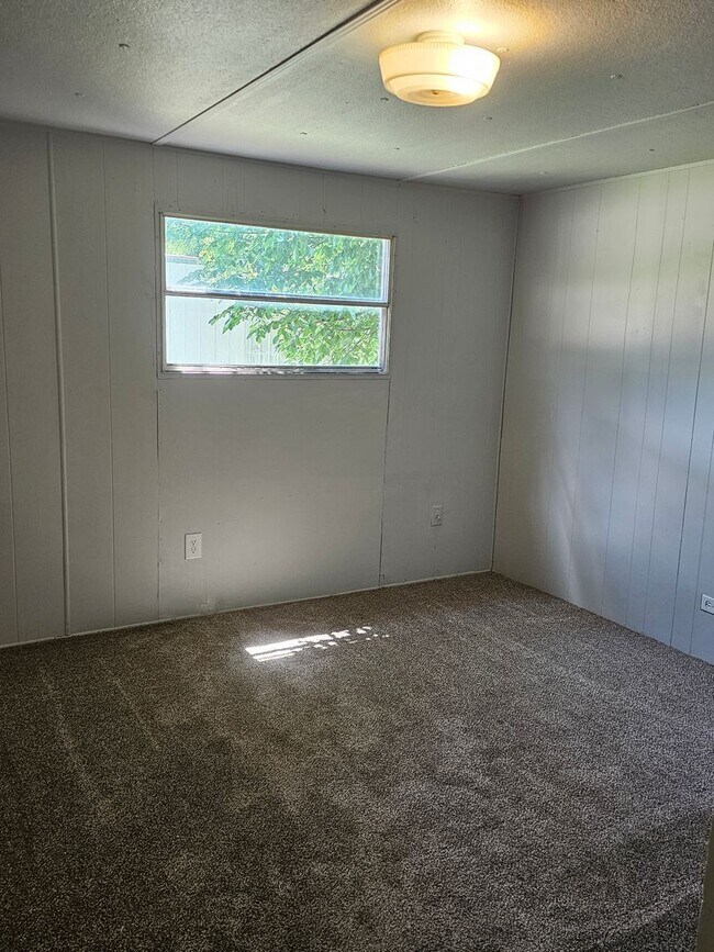 Building Photo - 3 bed 2 bath mobile home in quite community