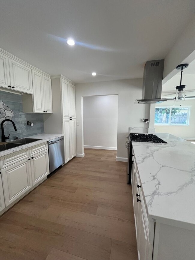 Building Photo - For Rent – Newly Remodeled 3 Bed / 2 Bath ...