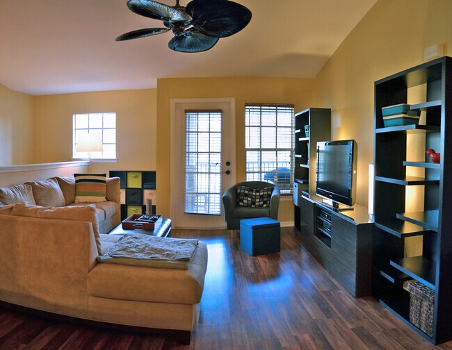 Building Photo - Luxury 2 bedroom 2 bathroom condo with lake views in Lakewood Ranch