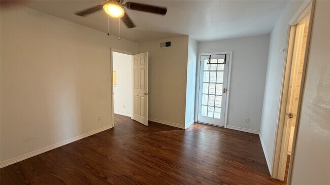 Building Photo - 10601 South Dr