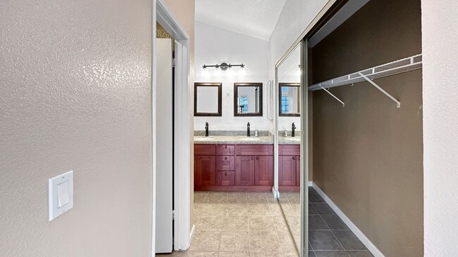Building Photo - Lovely Upgraded 2-story Townhouse w/ Attached Garage, Guest Bathroom and Fireplace!