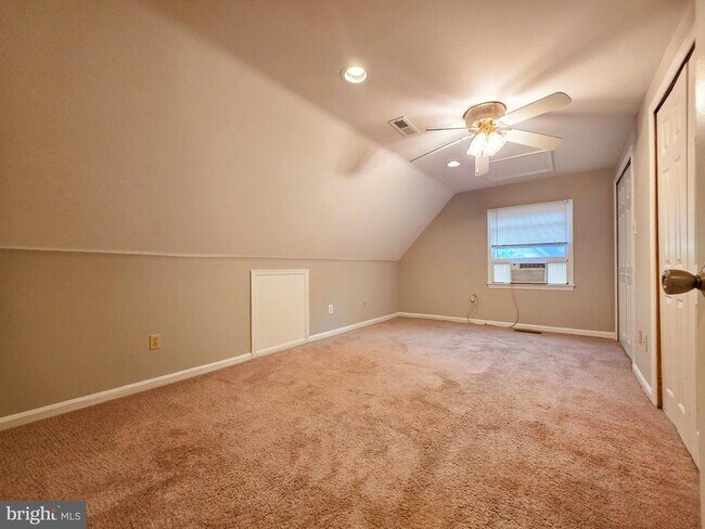 Building Photo - 2419 Fairhaven Ave