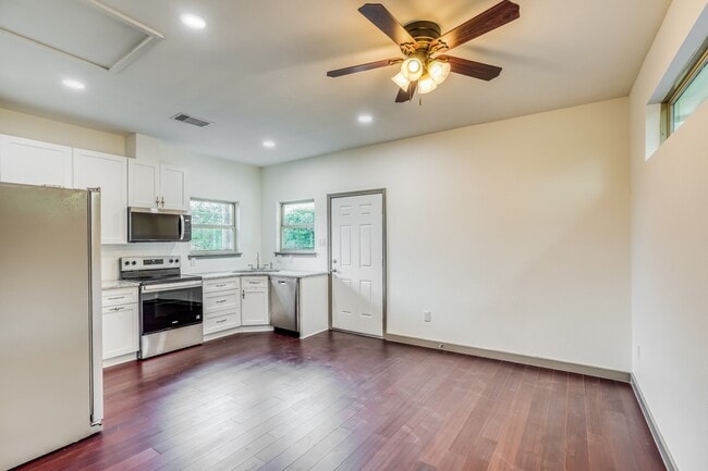 Building Photo - 3502 Longwood Dr