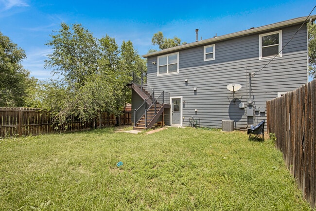 Building Photo - 944 E Moreno Ave