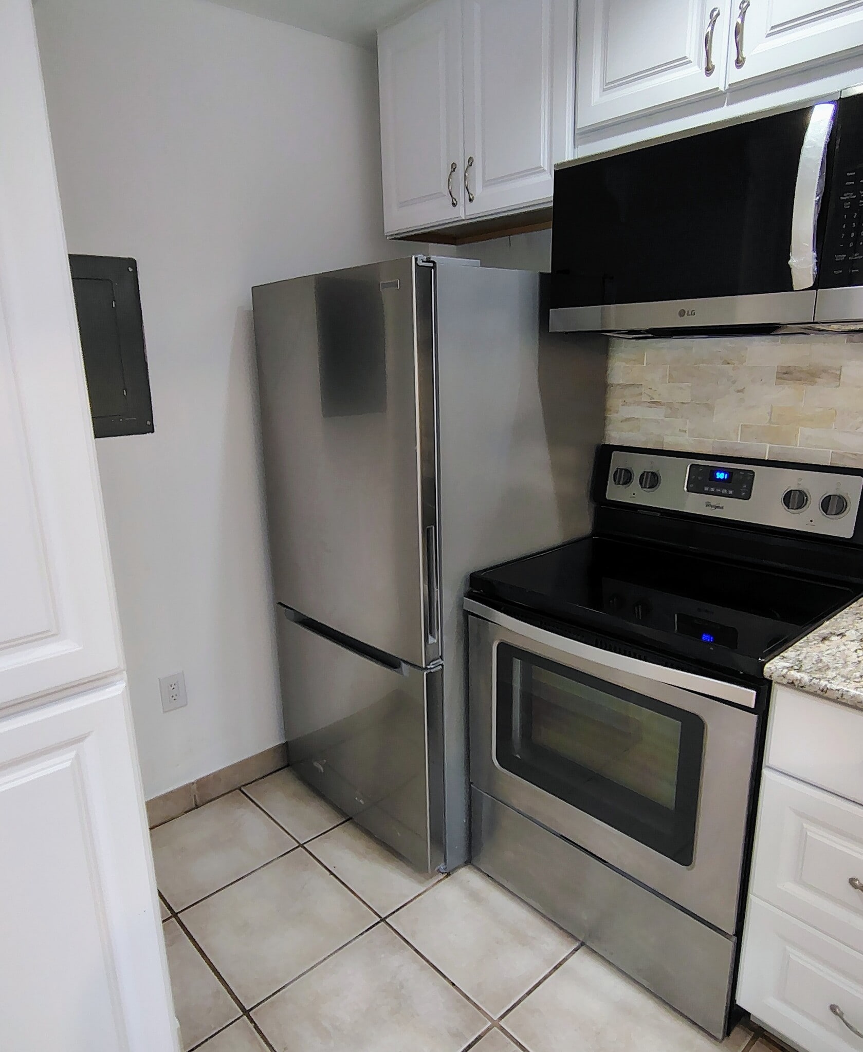 2026 fridge, microwave and polished-marble backsplash - 1353 Pine Ridge Cir E