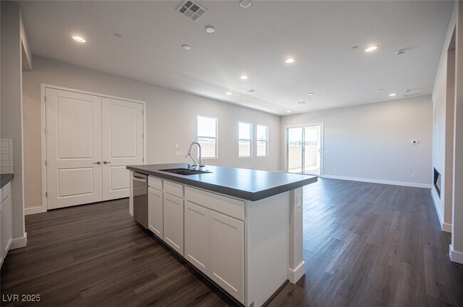 Building Photo - 117 Royal Cascade Ave