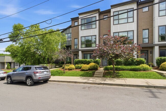 Building Photo - $500 RENT CREDIT if Leased by SEPT 1ST. Location, location, location! Modern Turnkey Townhome Ste...