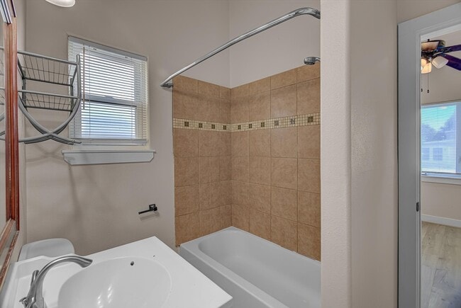 Building Photo - 1017 11th St