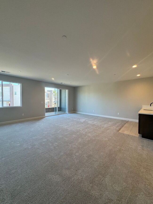 Building Photo - 1521 Golf Club Dr