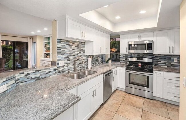 Building Photo - **Beautiful, Fully-Furnished 2 bed / 2.5 b...