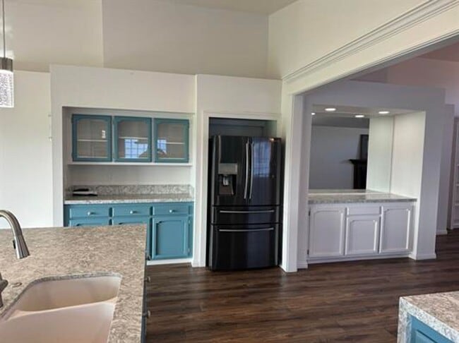 Building Photo - Beautiful single story, 3 bedroom 2 bath home in a gated community!! Available 2/1/26!