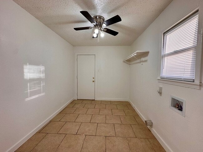 Building Photo - 3120 Chestnut Ave