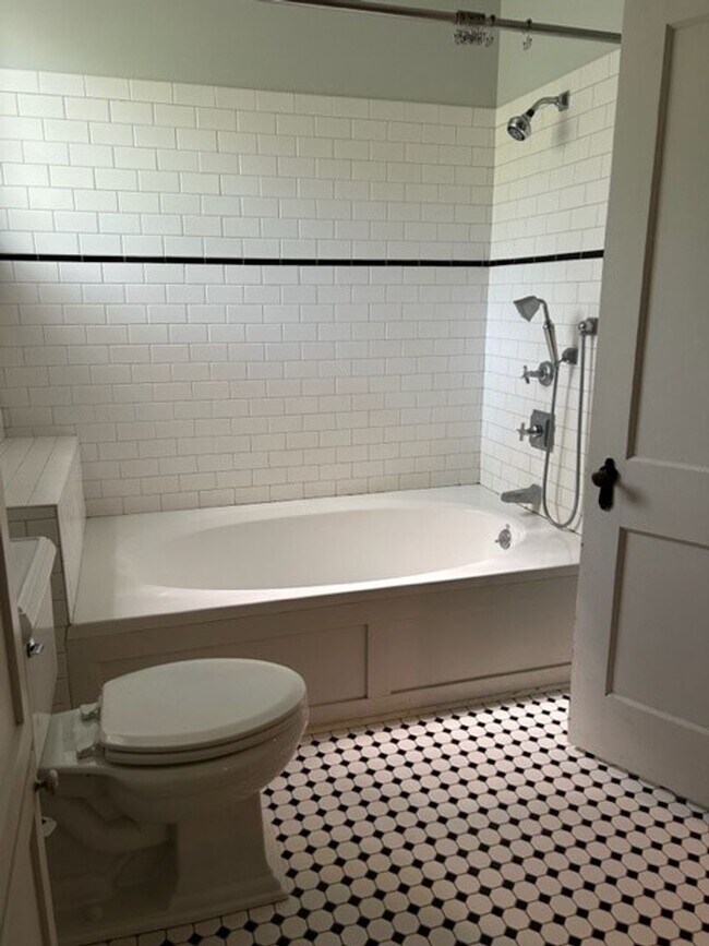 Building Photo - Beautiful Spacious Updated Home In Belhave...