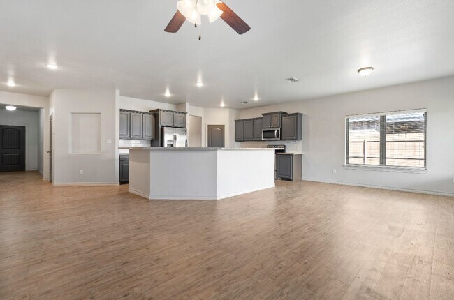 Building Photo - 4 bed 2 bath in North Pointe now available