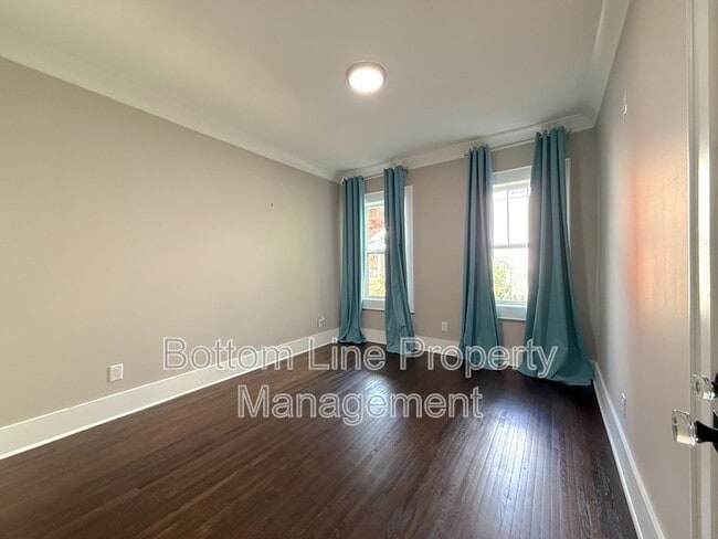 Building Photo - 621 S Summit Ave