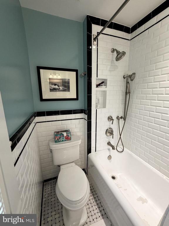 Building Photo - 12 W Oak St