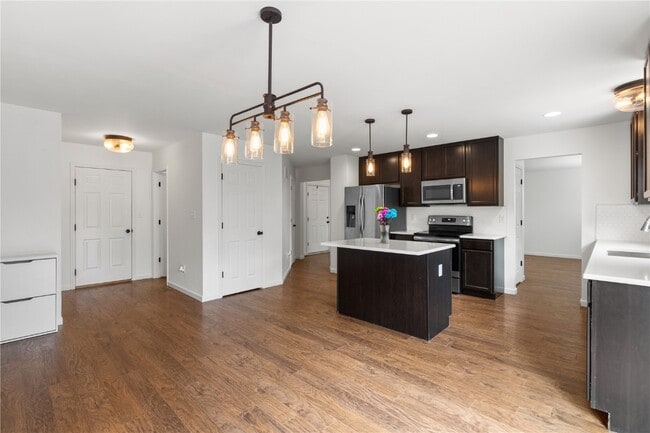 Building Photo - 945 Crestwood Ln