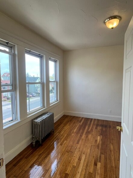 Building Photo - 827 Hyde Park Ave
