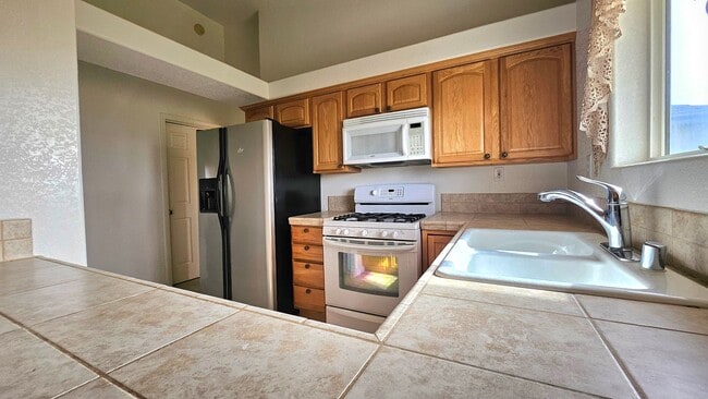 Building Photo - Parkway Village Beauty - 3 Bed + 3 Bth!