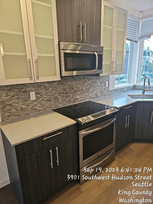 Building Photo - West Seattle townhome - 3 bedroom 3.5 bath...