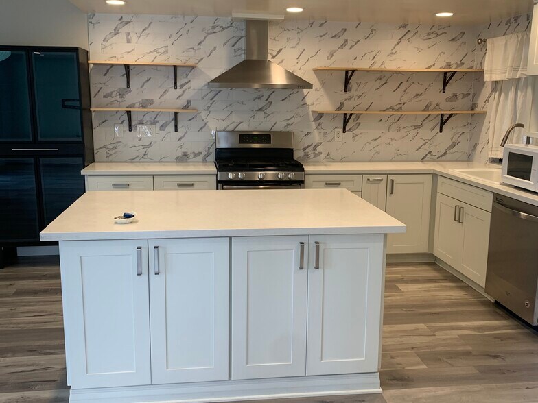 Building Photo - 2032 E Bermuda St