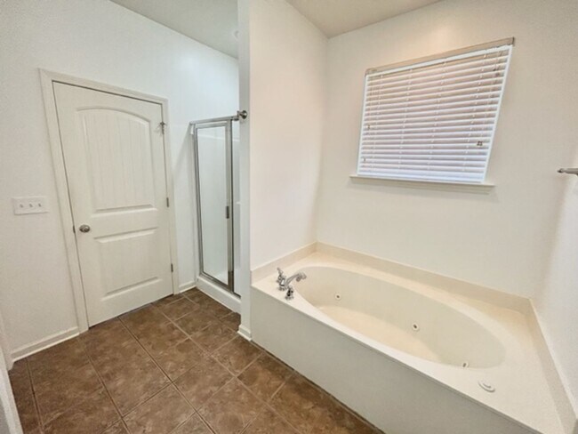 Building Photo - Beautiful 4 Bedroom 3 Bath Home in Lake Forest!