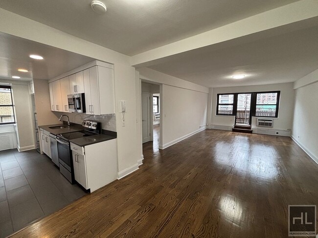 Building Photo - 219 E 69th St