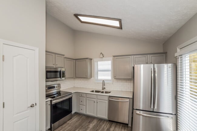 Building Photo - 104 Rockefeller Ln