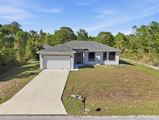 Building Photo - 825 Carbon St E