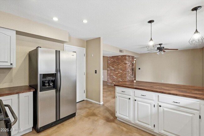 Building Photo - 620 S Essex Ln