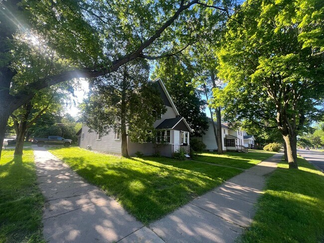 Building Photo - Menomonie Rental 6 Bedrooms 2 Bath
