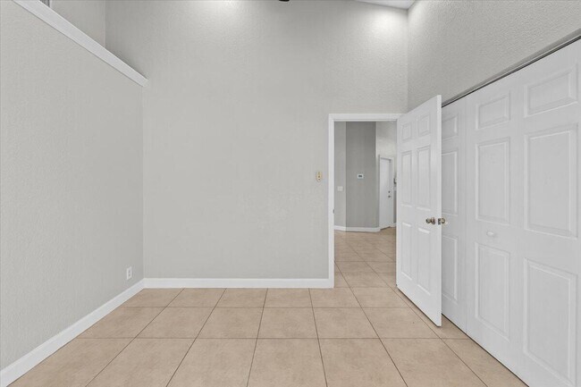Building Photo - 10 Valencia Dr