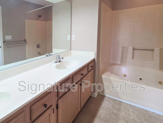 Building Photo - 901 Willow Point