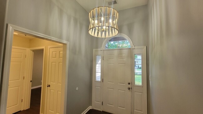 Building Photo - A 3 Bedroom Home Right Off Westport Road