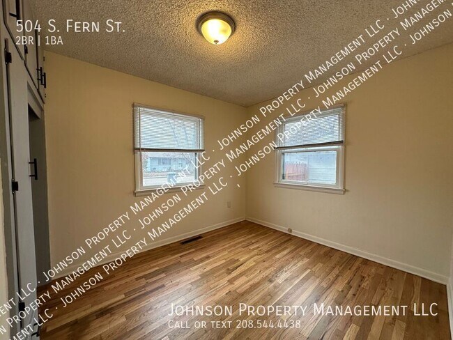Building Photo - 504 S Fern St