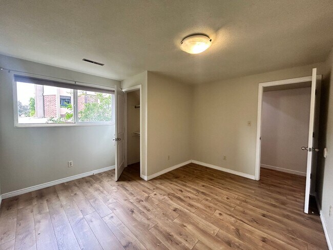 Building Photo - 2-Bed/1.5-Bath Longmont Townhome
