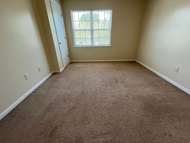 Building Photo - End Unit Townhouse, 3 Bed, 3 Bath