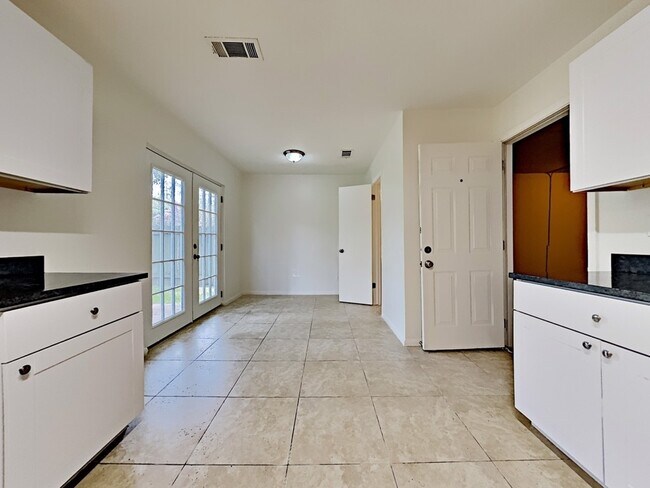 Building Photo - 2738 Springstone Dr