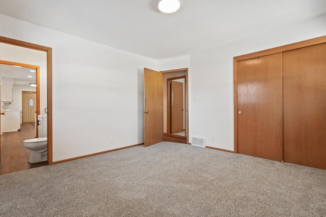 Building Photo - 2450 S 95th St