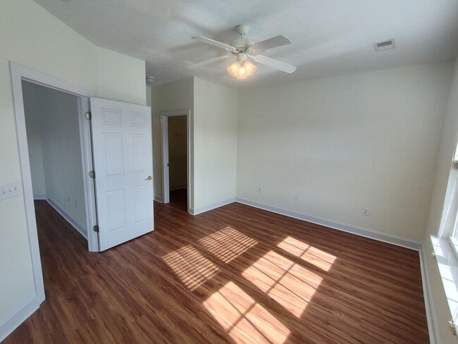 Building Photo - MOVE IN READY! 3rd Floor Condo with BEAUTIFUL Pond View! Central Location!
