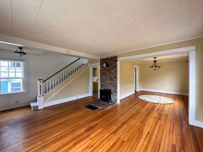 Building Photo - AVAILABLE NOW - 2 Bed 1.5 Bath Craftsman Home with Attached Garage & Office Space